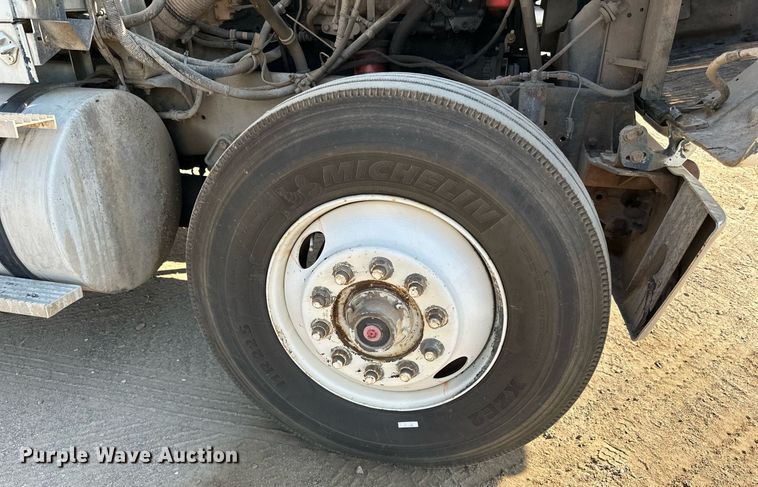 image for item LR9520 1989 International  F9370 semi truck