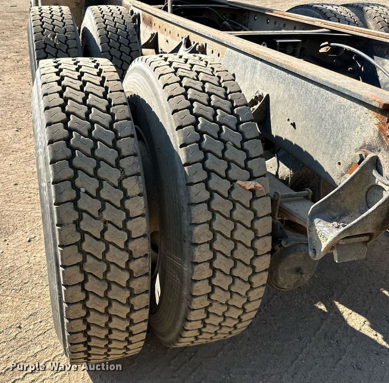 image for item LR9520 1989 International  F9370 semi truck