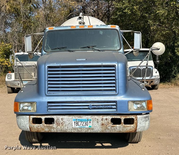 image for item LR9521 1993 International  8200 tank truck