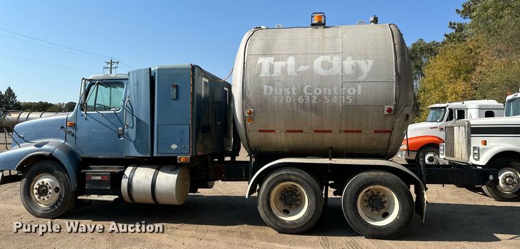 image for item LR9521 1993 International  8200 tank truck