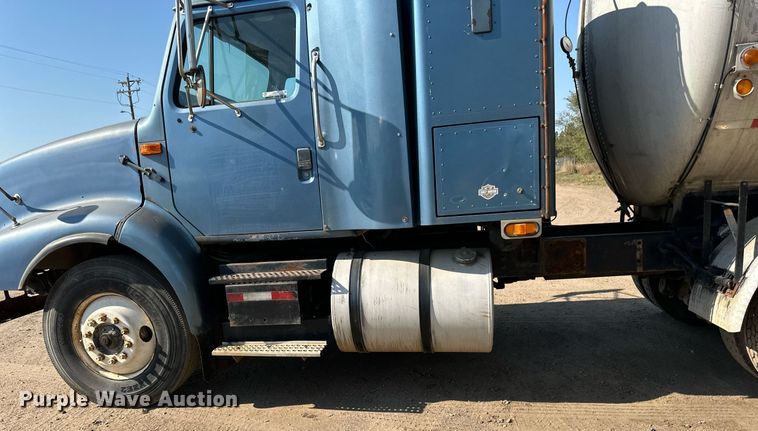 image for item LR9521 1993 International  8200 tank truck