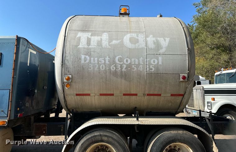 image for item LR9521 1993 International  8200 tank truck