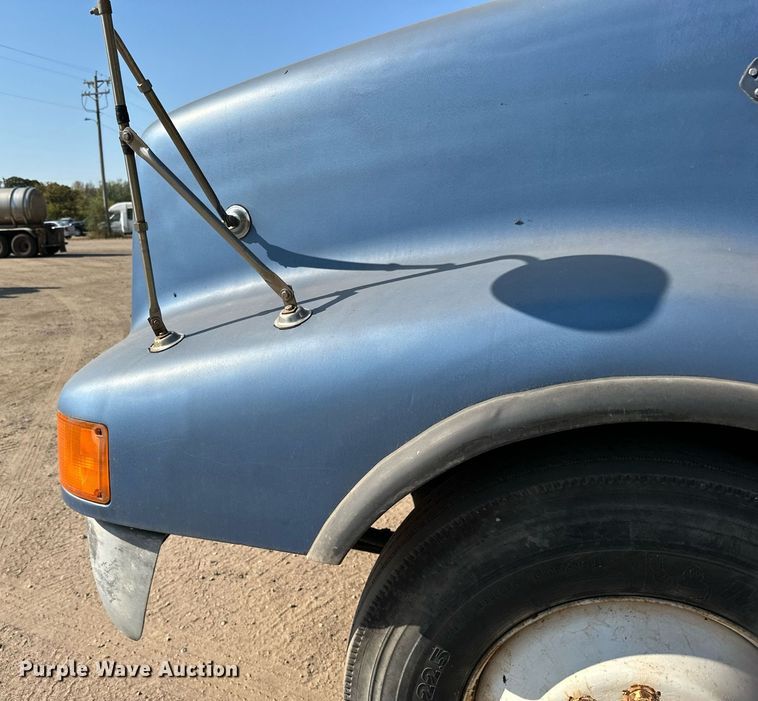 image for item LR9521 1993 International  8200 tank truck