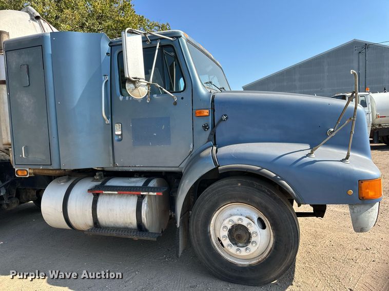 image for item LR9521 1993 International  8200 tank truck