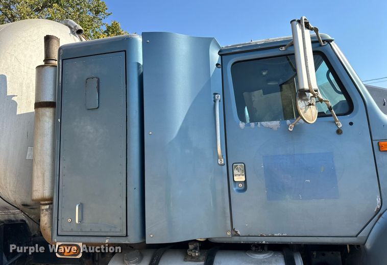 image for item LR9521 1993 International  8200 tank truck