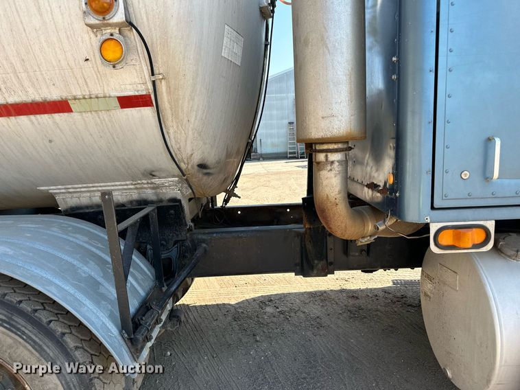 image for item LR9521 1993 International  8200 tank truck