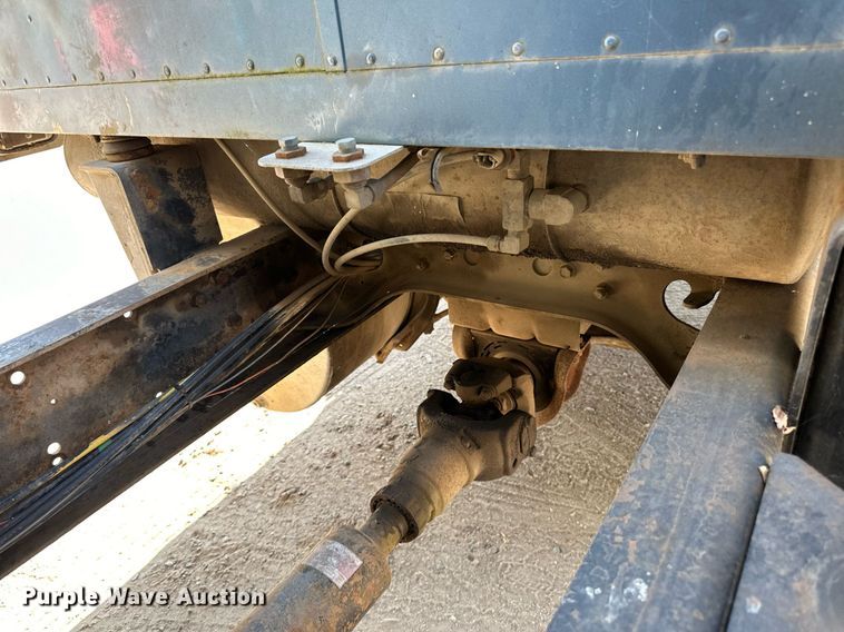 image for item LR9521 1993 International  8200 tank truck