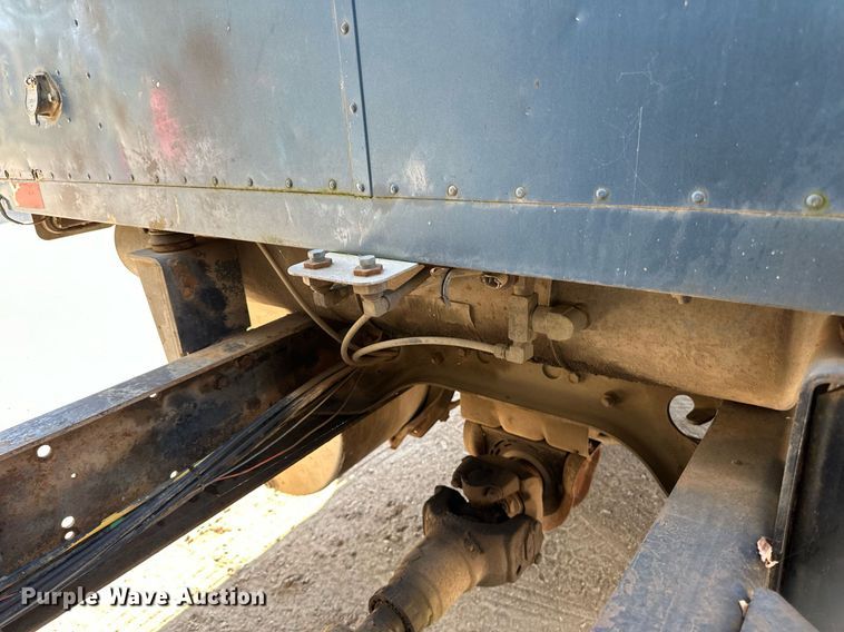 image for item LR9521 1993 International  8200 tank truck