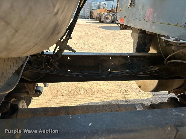 image for item LR9521 1993 International  8200 tank truck