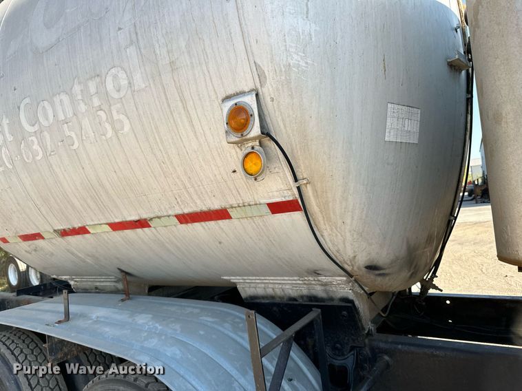 image for item LR9521 1993 International  8200 tank truck