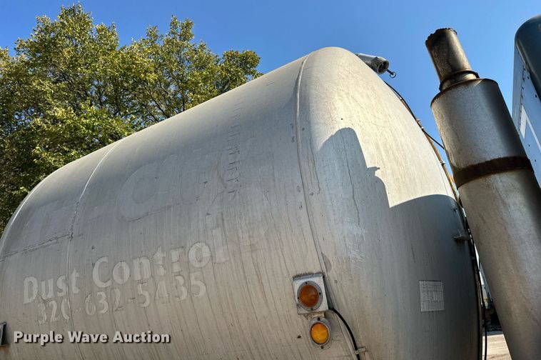 image for item LR9521 1993 International  8200 tank truck