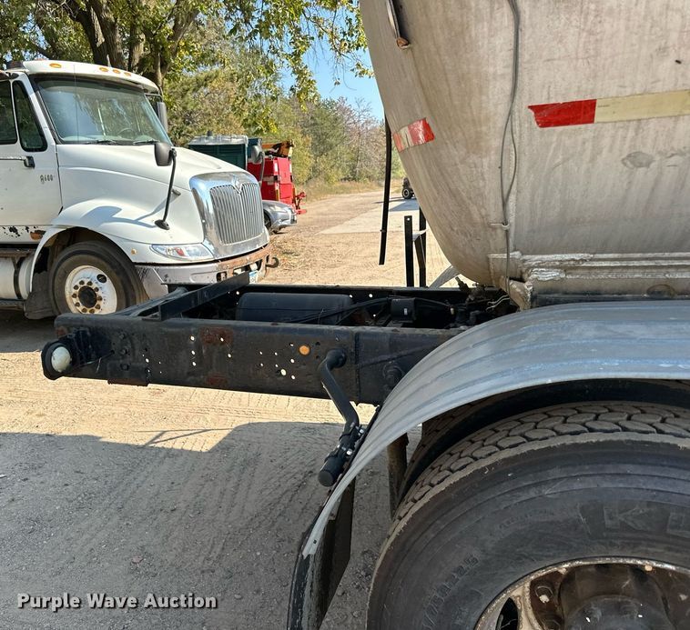 image for item LR9521 1993 International  8200 tank truck