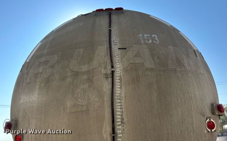 image for item LR9521 1993 International  8200 tank truck