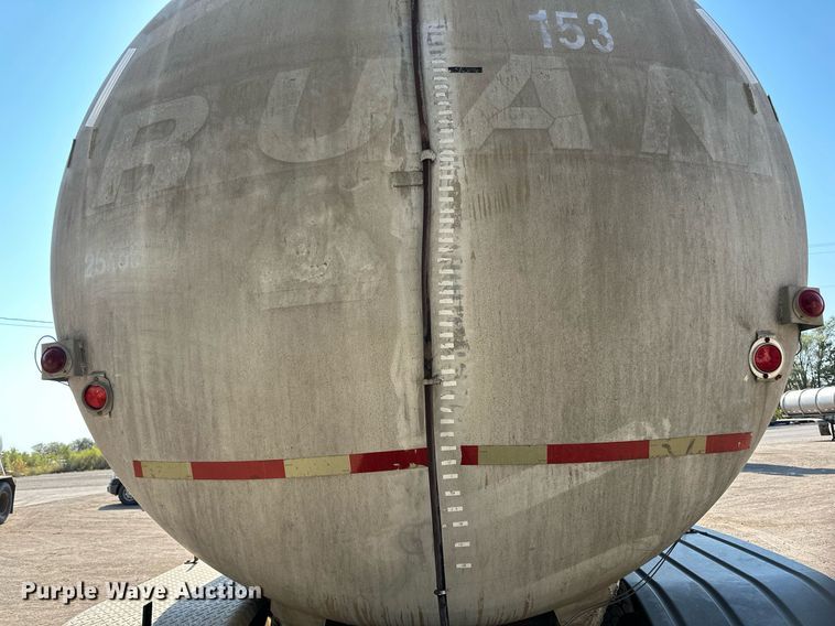 image for item LR9521 1993 International  8200 tank truck