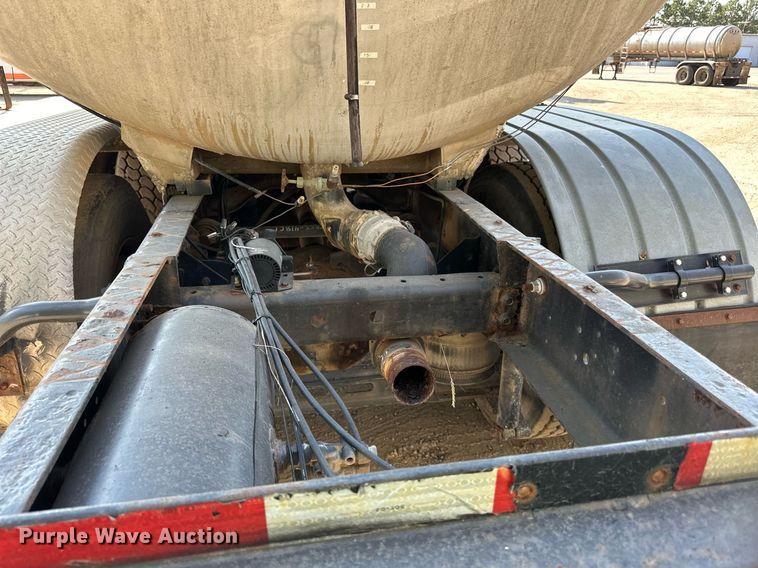 image for item LR9521 1993 International  8200 tank truck