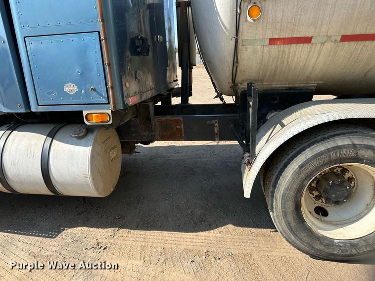 image for item LR9521 1993 International  8200 tank truck