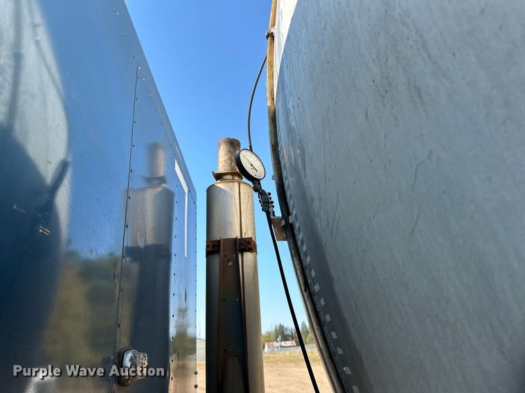 image for item LR9521 1993 International  8200 tank truck