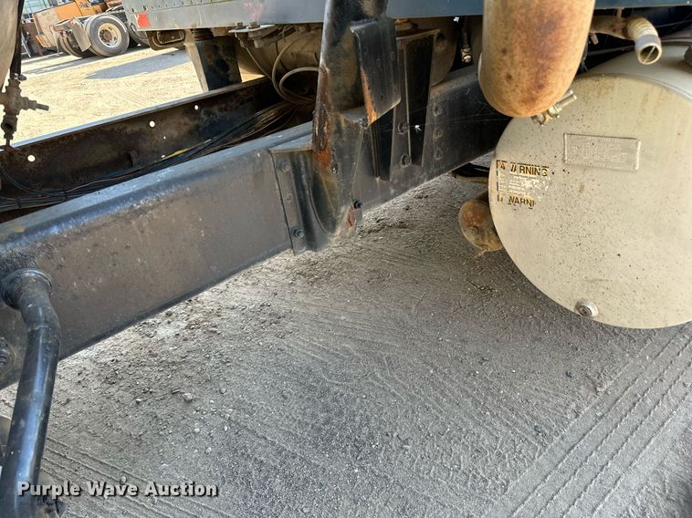 image for item LR9521 1993 International  8200 tank truck