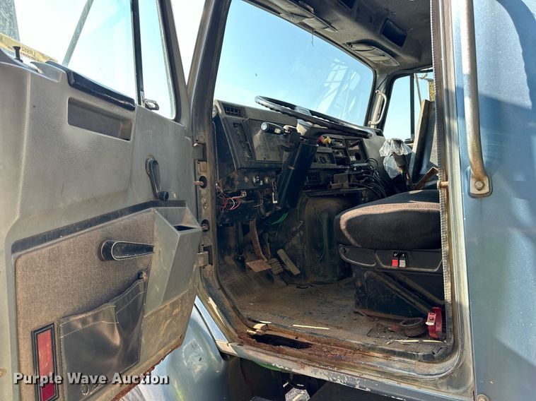 image for item LR9521 1993 International  8200 tank truck