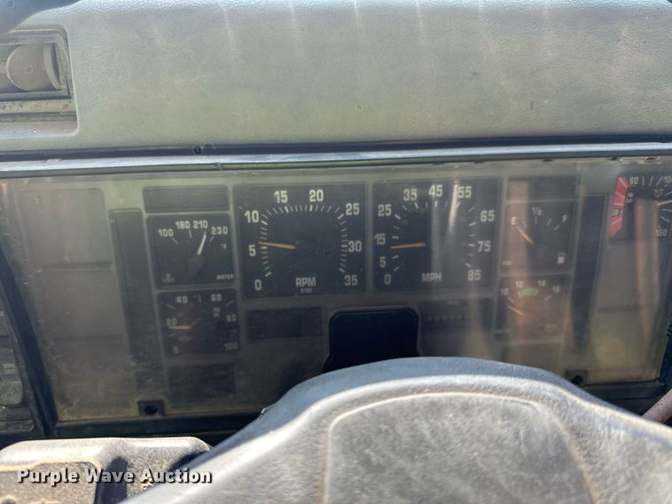 image for item LR9521 1993 International  8200 tank truck