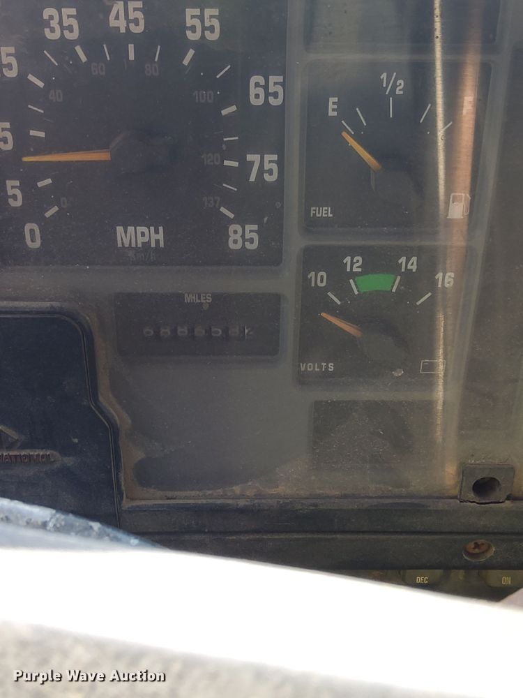 image for item LR9521 1993 International  8200 tank truck