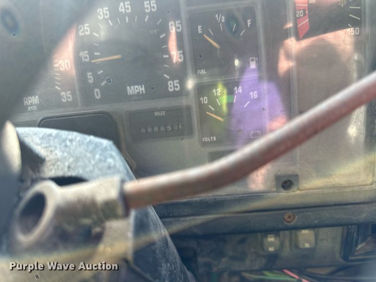 image for item LR9521 1993 International  8200 tank truck