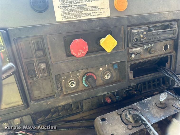 image for item LR9521 1993 International  8200 tank truck