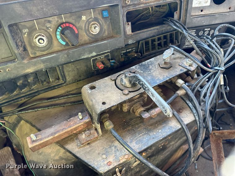 image for item LR9521 1993 International  8200 tank truck