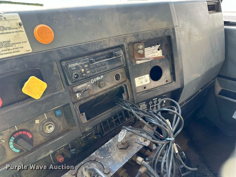 image for item LR9521 1993 International  8200 tank truck