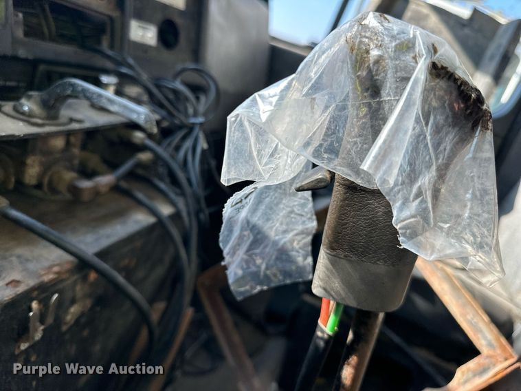 image for item LR9521 1993 International  8200 tank truck