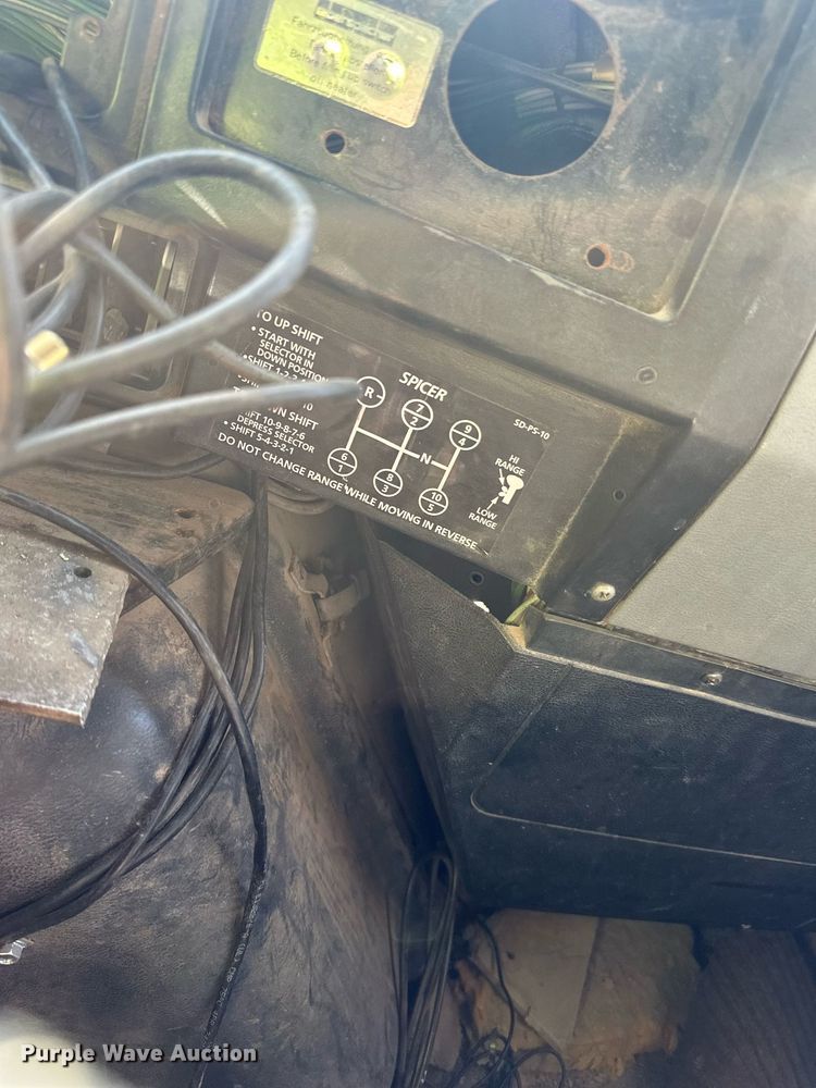 image for item LR9521 1993 International  8200 tank truck