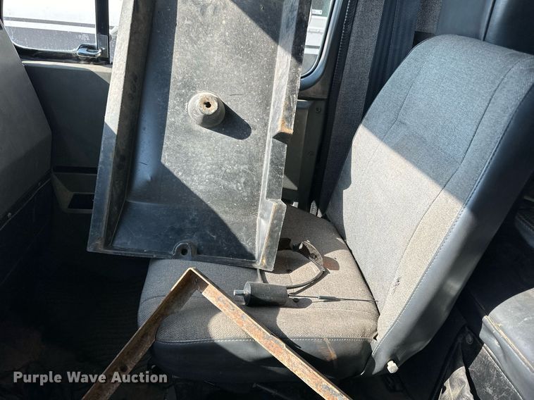 image for item LR9521 1993 International  8200 tank truck