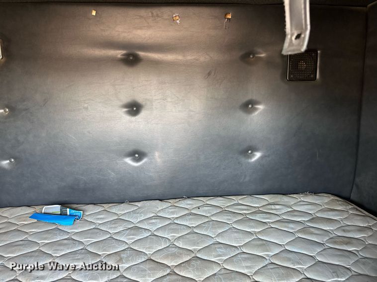 image for item LR9521 1993 International  8200 tank truck