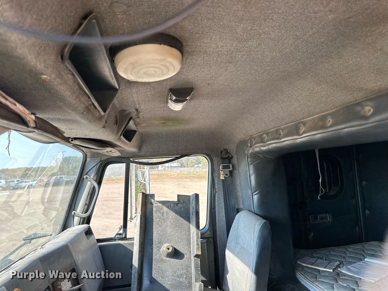 image for item LR9521 1993 International  8200 tank truck