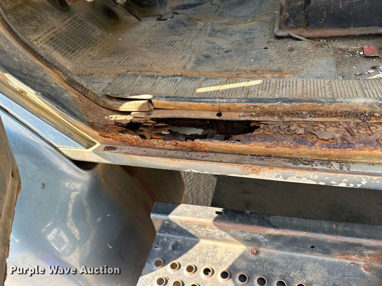 image for item LR9521 1993 International  8200 tank truck