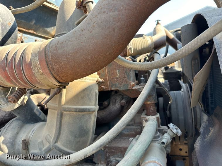 image for item LR9521 1993 International  8200 tank truck