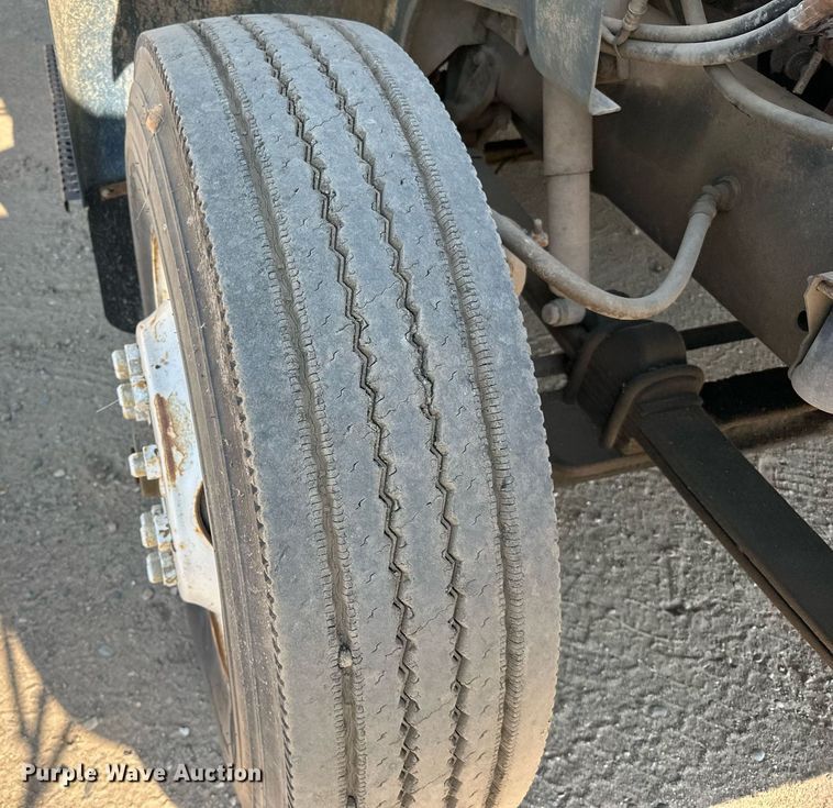 image for item LR9521 1993 International  8200 tank truck