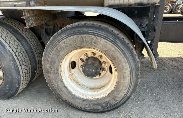 image for item LR9521 1993 International  8200 tank truck