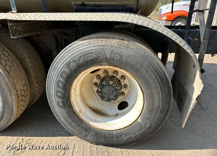 image for item LR9521 1993 International  8200 tank truck