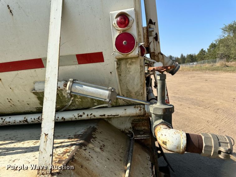 image for item LR9523 1980 Ford  8000 water truck