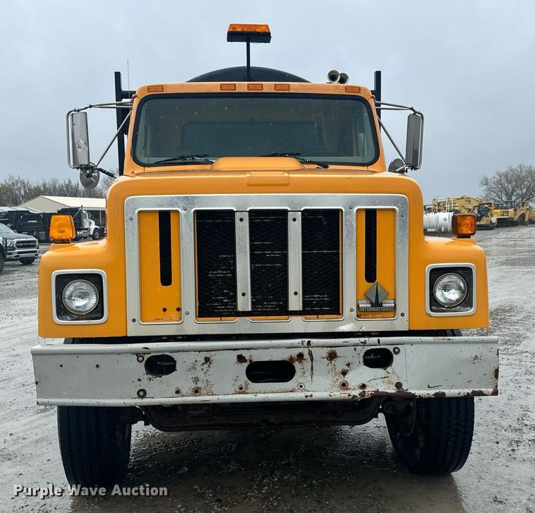 image for item MS9957 1998 International  2574 tank truck