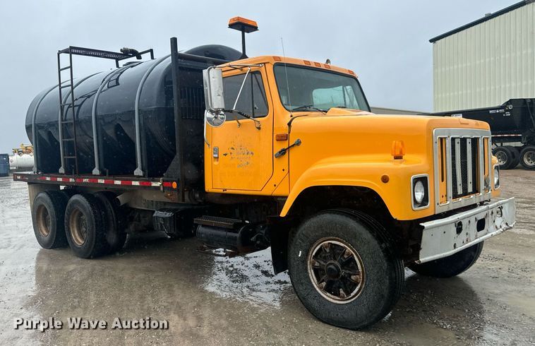 image for item MS9957 1998 International  2574 tank truck