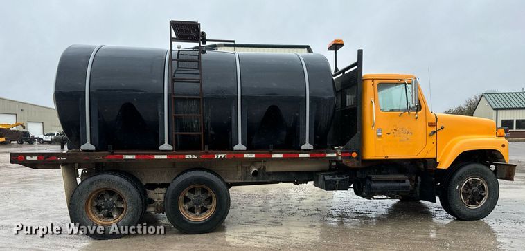 image for item MS9957 1998 International  2574 tank truck