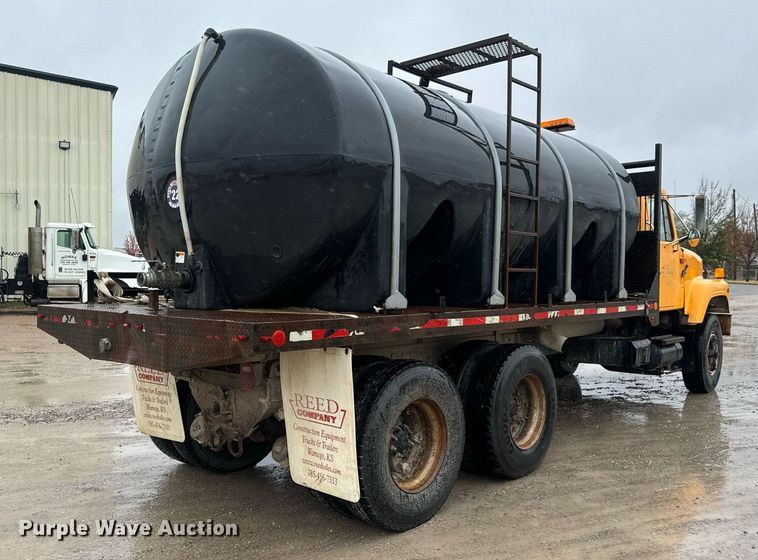 image for item MS9957 1998 International  2574 tank truck