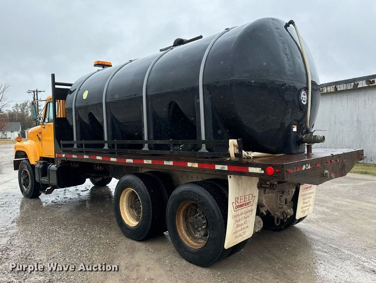 image for item MS9957 1998 International  2574 tank truck