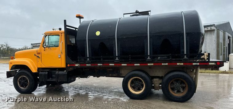 image for item MS9957 1998 International  2574 tank truck