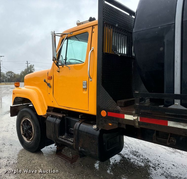 image for item MS9957 1998 International  2574 tank truck