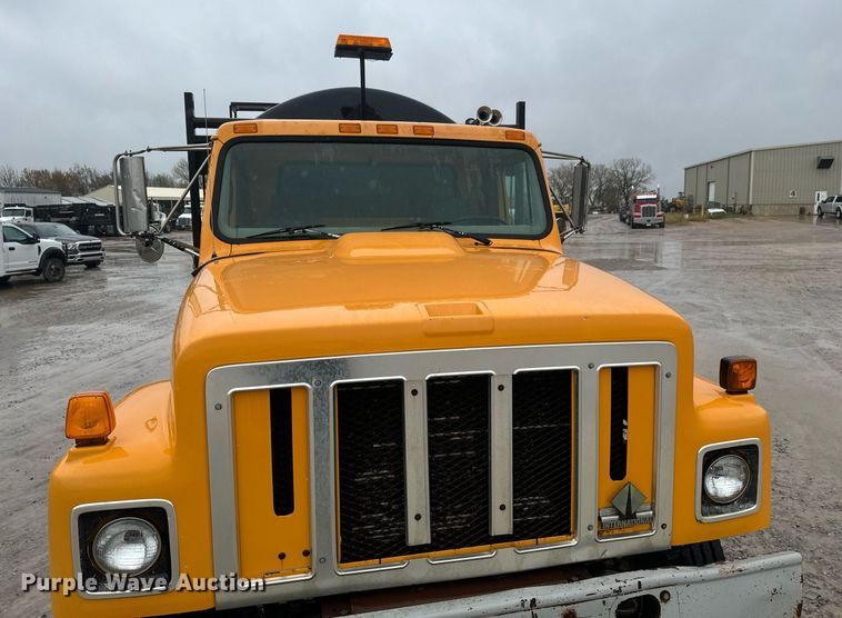 image for item MS9957 1998 International  2574 tank truck