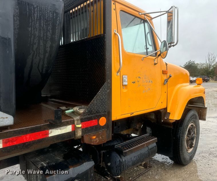 image for item MS9957 1998 International  2574 tank truck