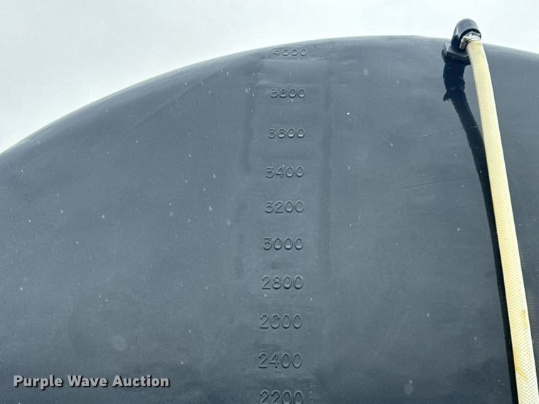 image for item MS9957 1998 International  2574 tank truck